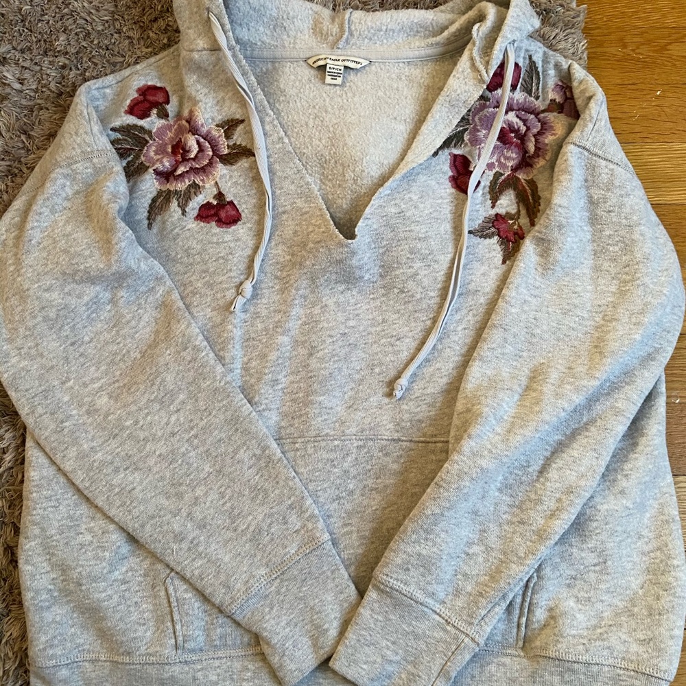grey american eagle cropped hoodie w flowers
